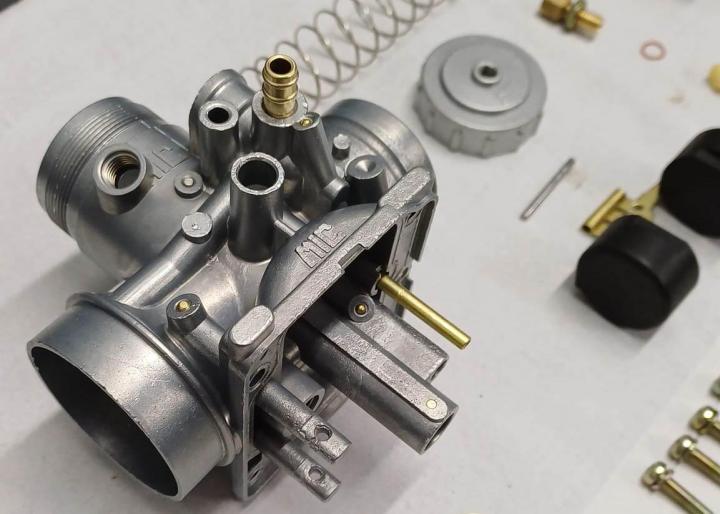 Réhabilitation de pièces de moto et de voiture grâce au vapor blasting.